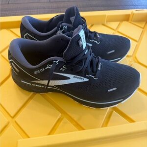 Brooks Men's Ghost Black Running Shoes with Light Gray Accents
